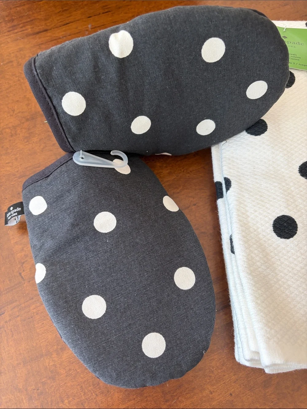 NWT kate spade 5 piece bundle 2 oven mitts and set of 3 dish towels